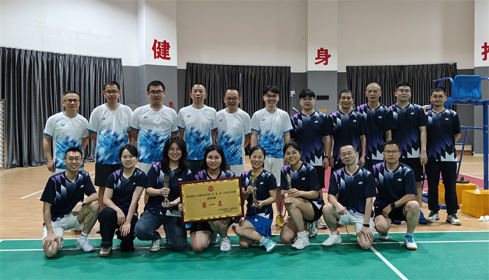 片仔癀代表隊(duì)獲得漳州高新區(qū)第五屆“羽?高?新”工會(huì)杯羽毛球賽團(tuán)體賽冠軍